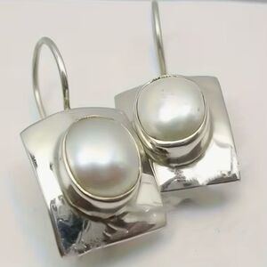 🩶 NEW Elegant Silver and White Faux Pearl Earrings 🩶